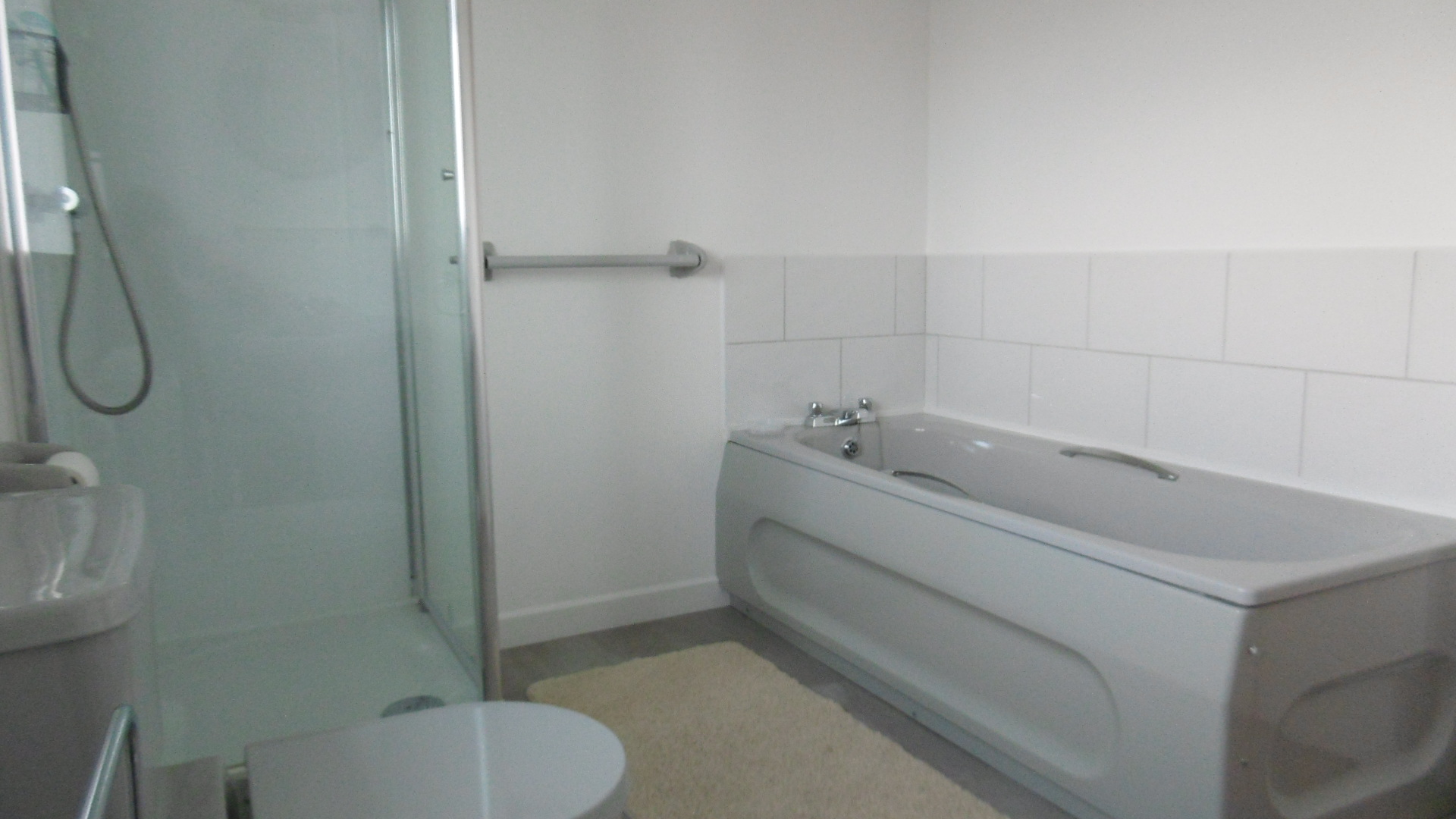 Ensuite -Ground Floor 